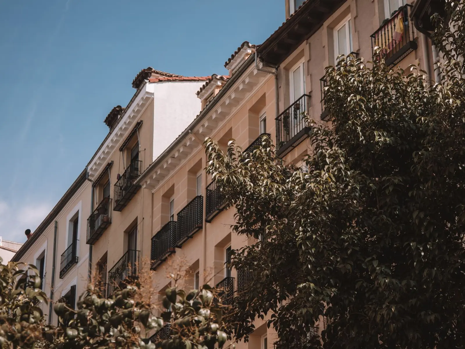 Fachada de un edificio de viviendas con balcones de hierro